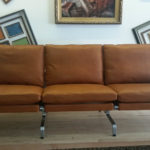 Modernes Sofa in neuer brauner Lederoptik - Ausstellung