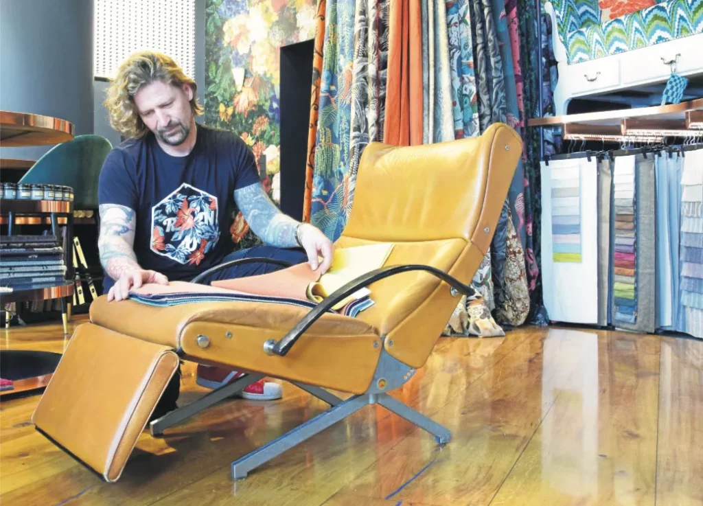 Person, die einen Vintage-Liegesessel einstellt.