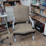 Barock-Sessel mit weißen Tiger-Stoff