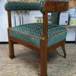 2 grün-rote Stühle mit halbrunden Rückenlehnen