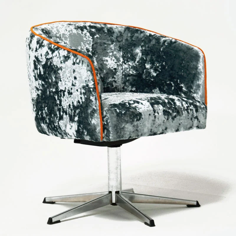 Coktailsessel mit Chromgestell, glänzendem Stoff und orangem Keder