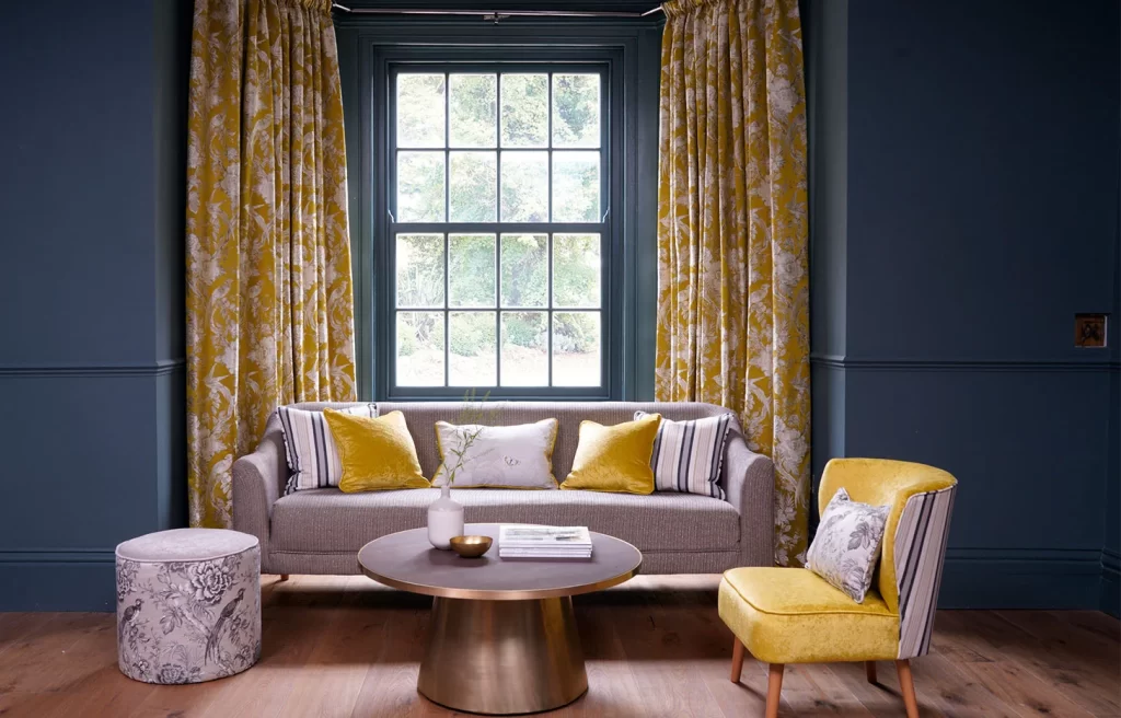 gelbe gardinen in leseecke mit sofa und sessel