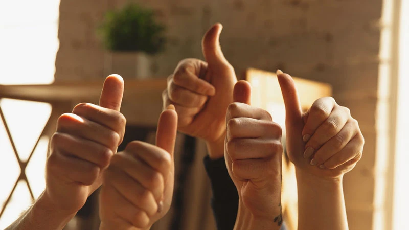 Fünf Hände die Daumen noch oben zeigen