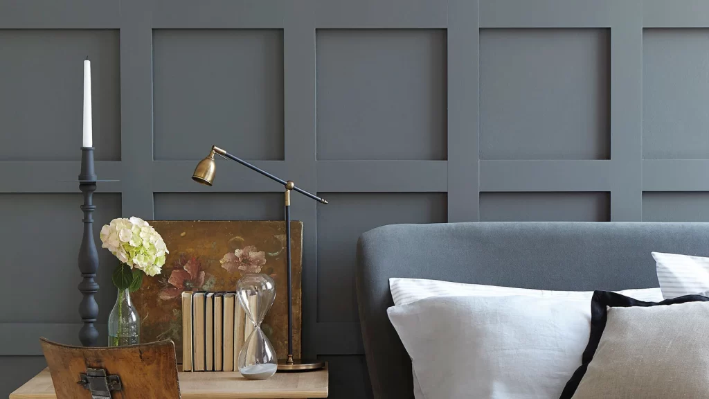 schlafzimmer dunkle wand mit kleinem schreibtisch