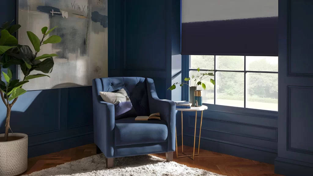 blauer sessel in blau gestrichenem zimmer