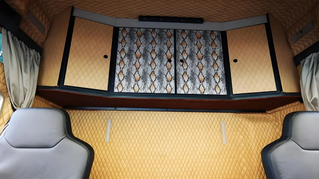 Innenraum eines Wohnwagens mit Schlangenleder bezogen