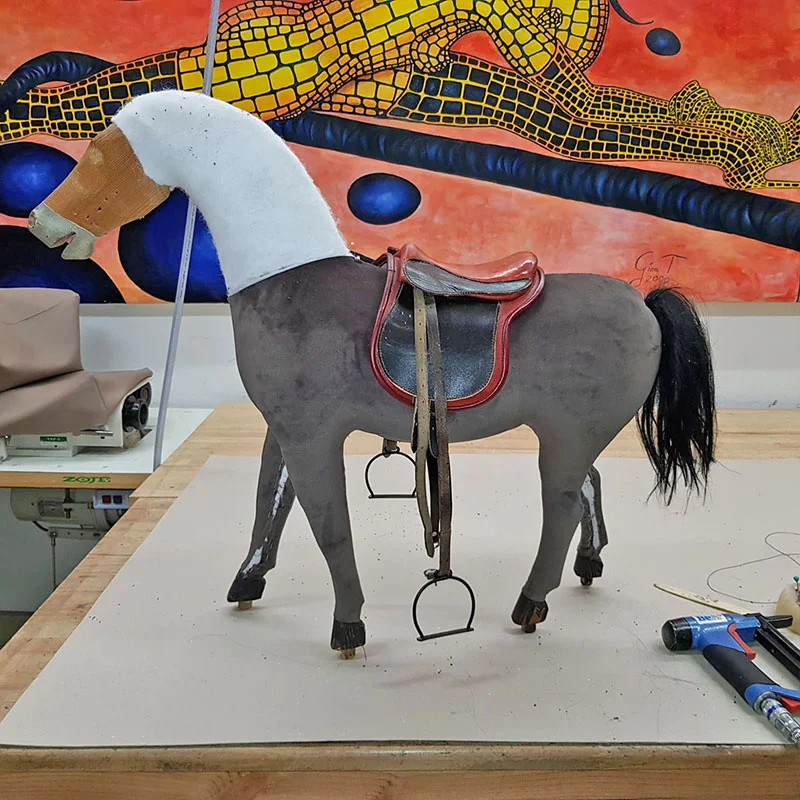 ein spielzeugpferd das neu bezogen wird