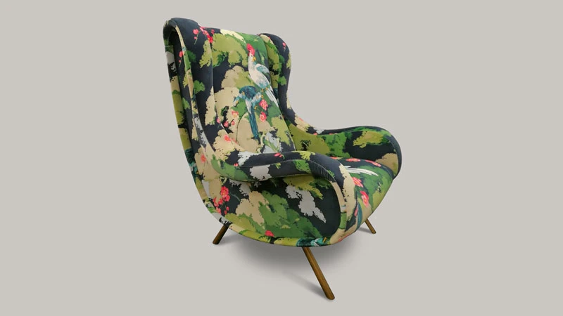 Oppulenter Blumensessel mit Vögeln und grünen Blättern