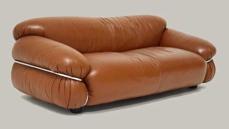 Braunes Ledersofa mit Stahlrohr an der Seite und schwarzen Füßen. Es ist ein italienischer Designklassiker von Francesco Franchini aus den siebziger Jahren.