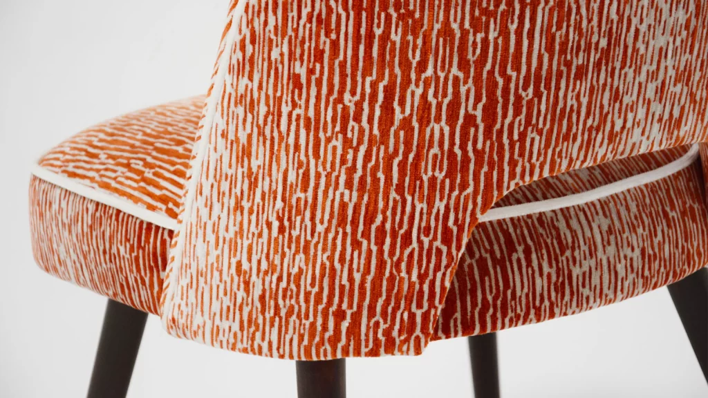 Nahaufnahme eines Cocktailsessels mit musterstoff in rot-weiß