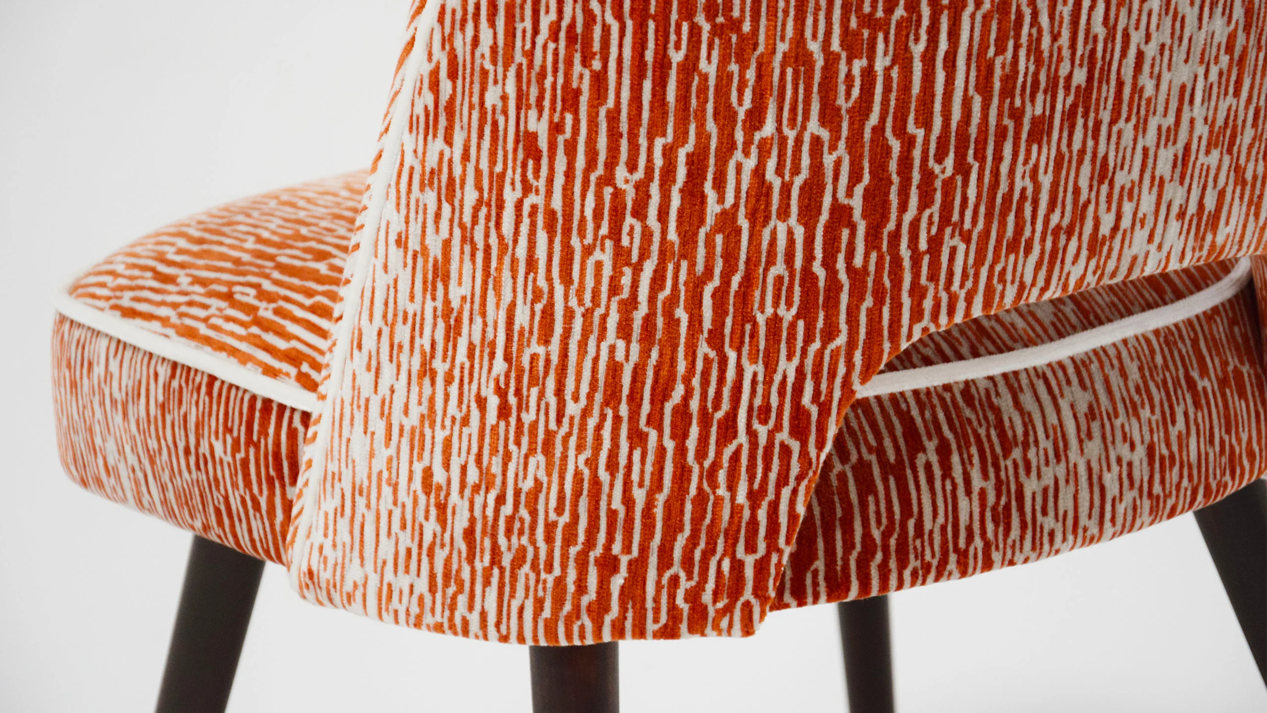 Nahaufnahme eines Cocktailsessels mit musterstoff in rot-weiß