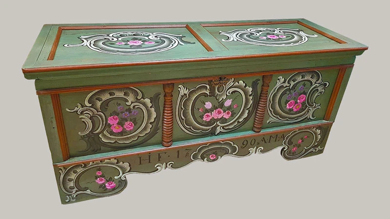 Historische Holztruhe in Grün mit hellgrün-rosa Verzierungen