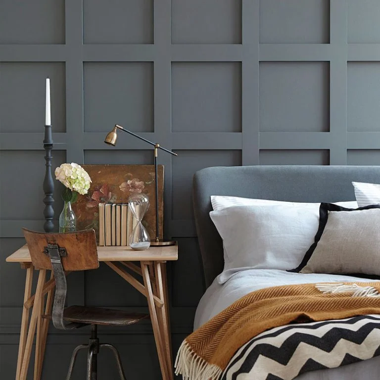 Schlafzimmer dunkle Wand mit kleinem Schreibtisch