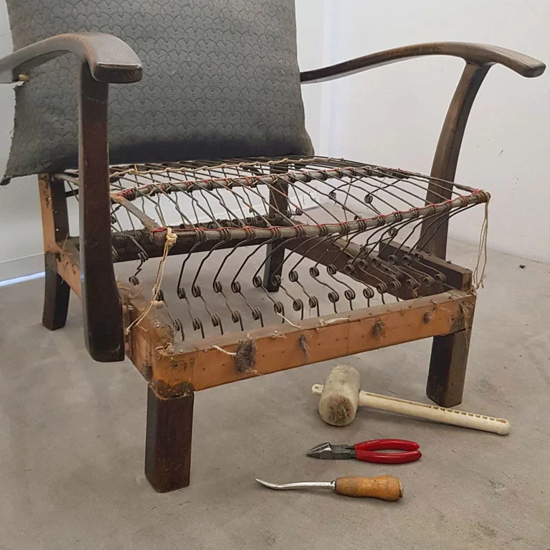 Holzstuhlrahmen mit Gurtgeflecht in der Werkstatt – traditionelle Restaurierung und Möbelbau bei Berliner Polsterei