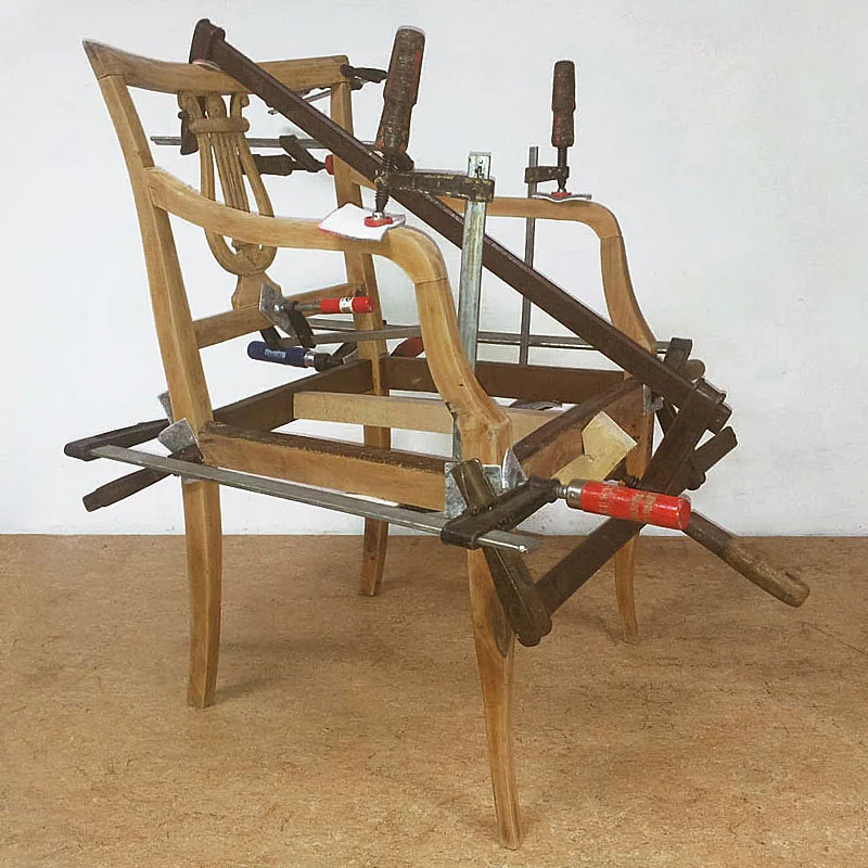 Holzgestell eines Stuhles das gerade verleimt wird