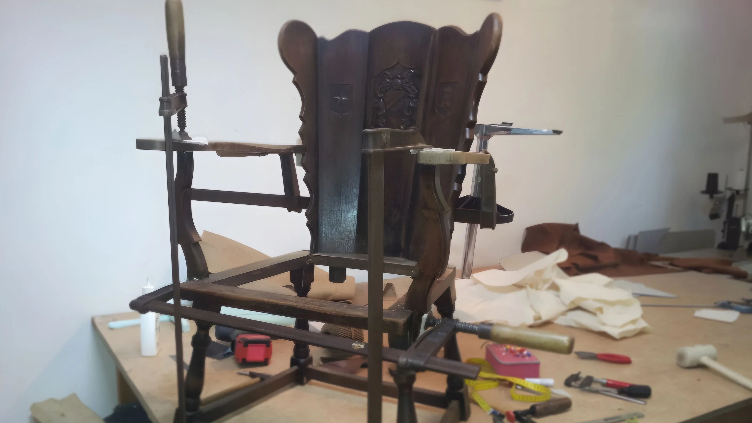 Stuhlrestauration eines antiken Stuhls