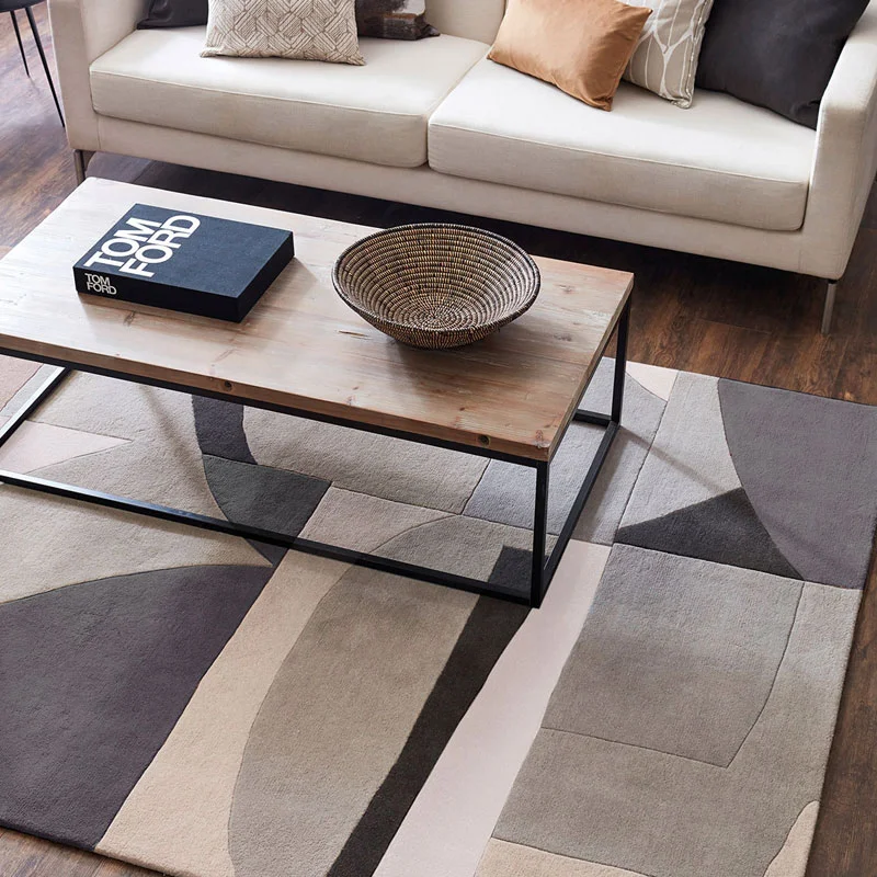 Modernes Wohnzimmer mit abstrakter Dekoration.