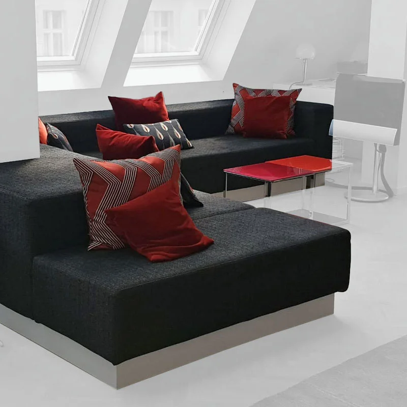 Schwarze Sofalandschaft mit roten Kissen