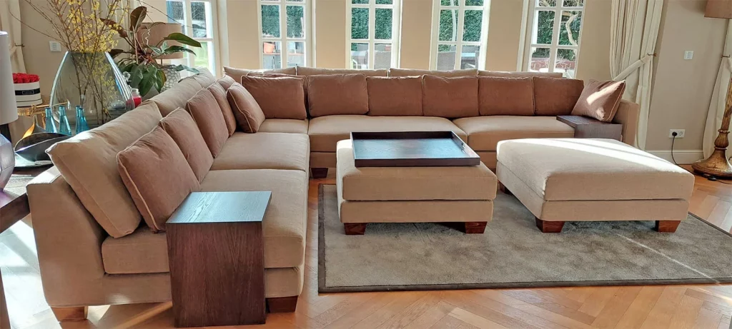 Polsterung einer Sofalandschaft mit passenden Hockern