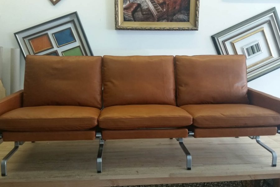 Modernes Sofa in neuer brauner Lederoptik - Ausstellung