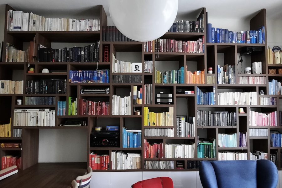 Bücherregal mit Esstisch