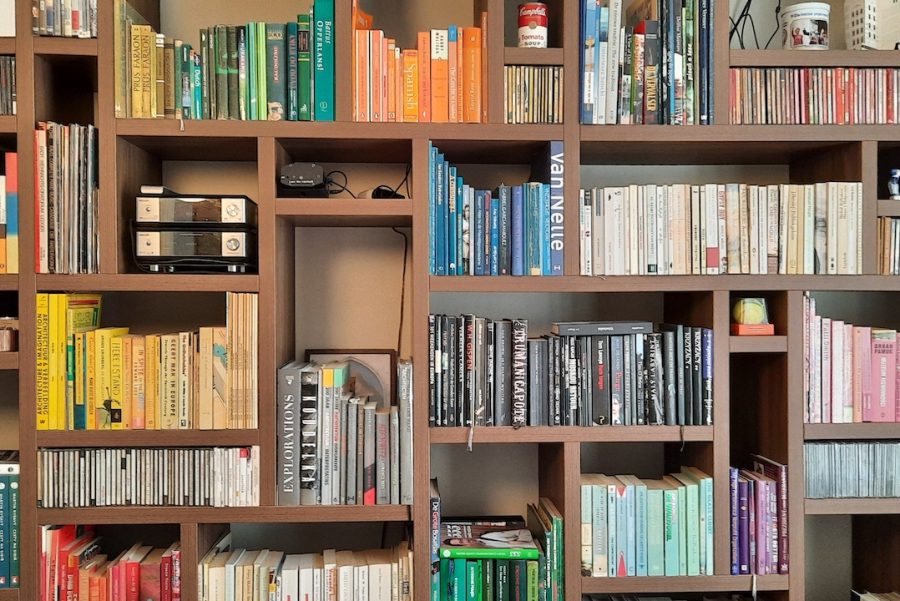Bücherregal mit Esstisch