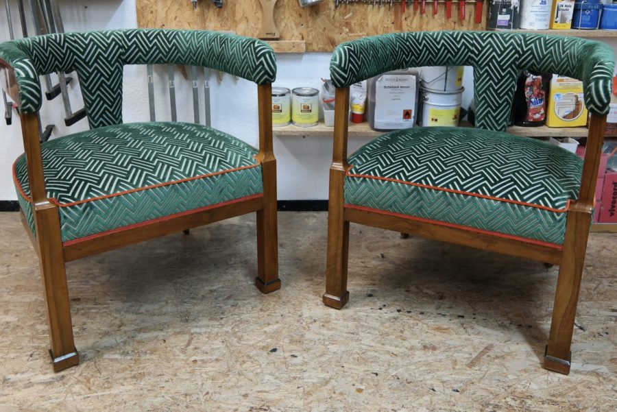 2 grün-rote Stühle mit halbrunden Rückenlehnen