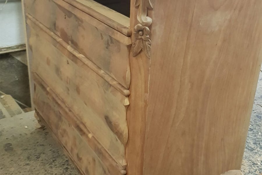 Restaurierung einer Biedermeier-Holzkommode