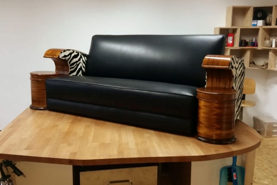 Lederaufarbeitung Sofa mit Tigerapplikationen