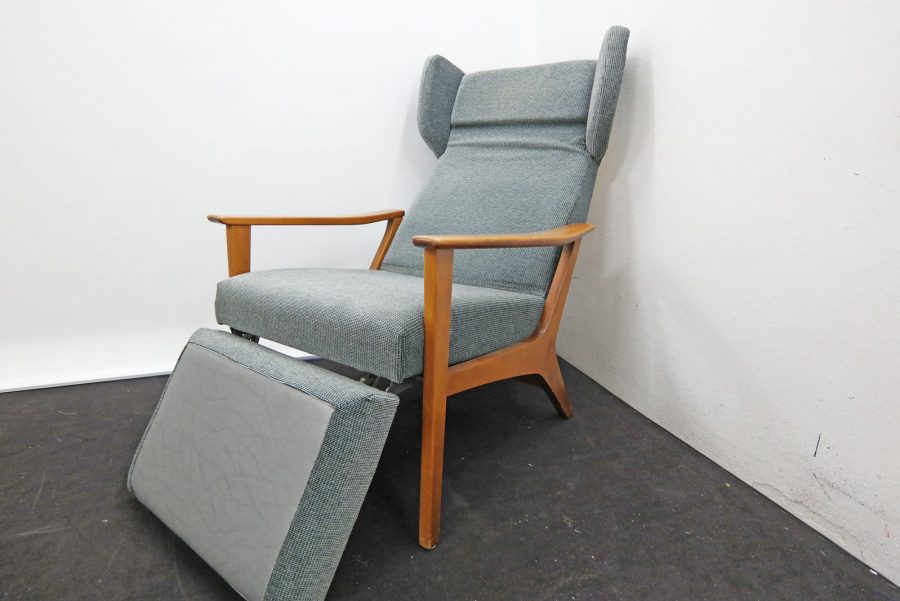 Aufarbeitung eines Sessels mit klappbaren Fußhocker aus den 1950er Jahren