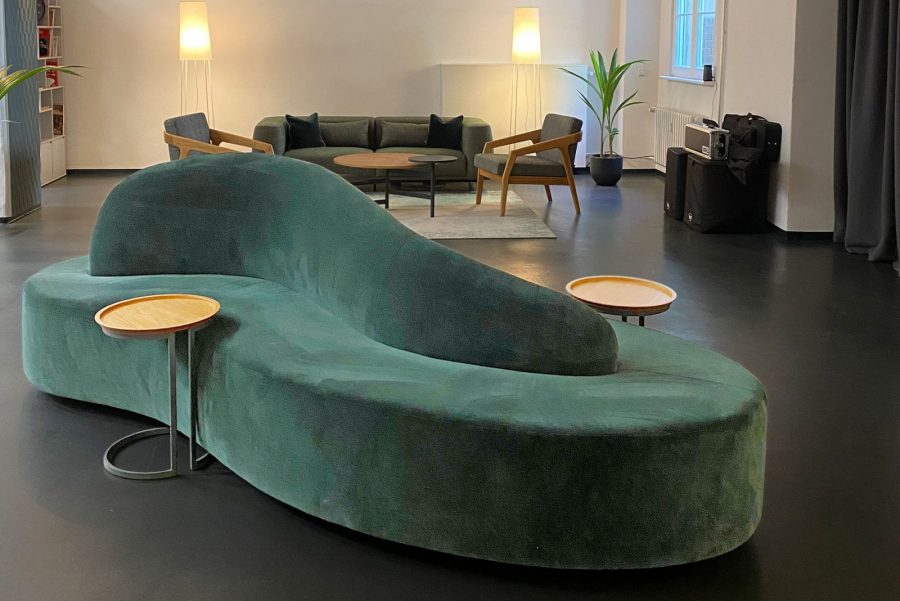 Maßmöbelbau einer Sofainsel für den Objektbereich